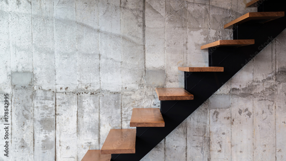 现代结构楼梯，木质台阶和混凝土纹理背景，为您提供免费复制空间