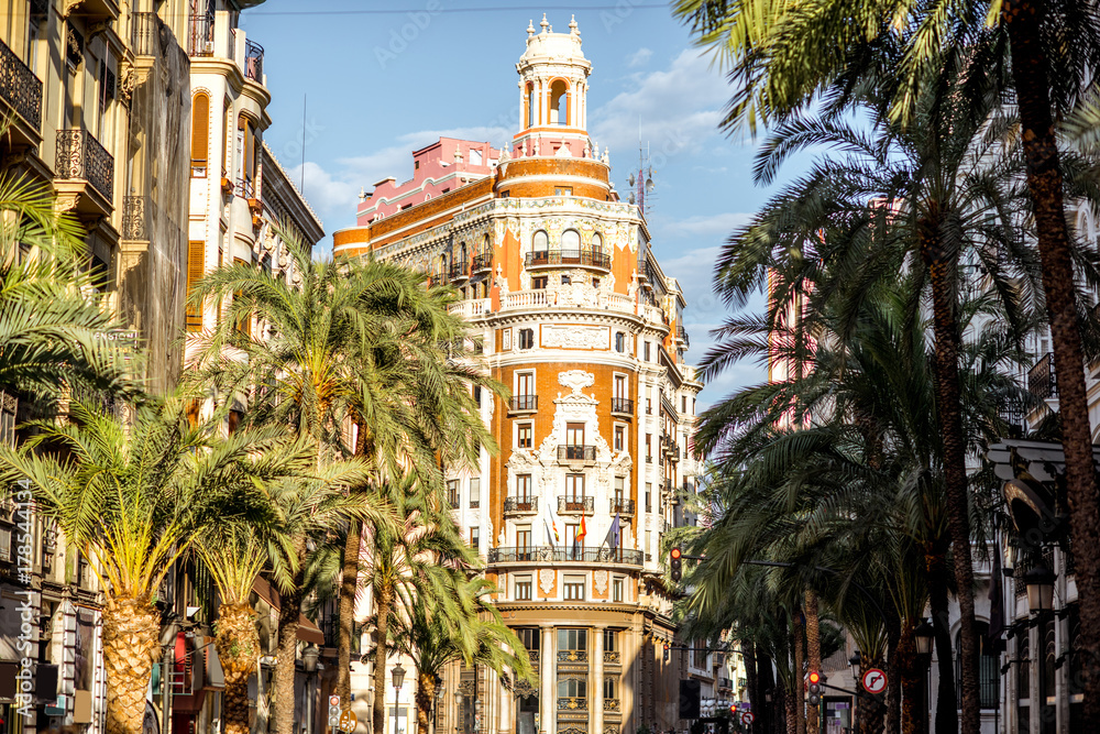 阳光明媚的日子里，瓦伦西亚市的街景，美丽的豪华建筑和棕榈树