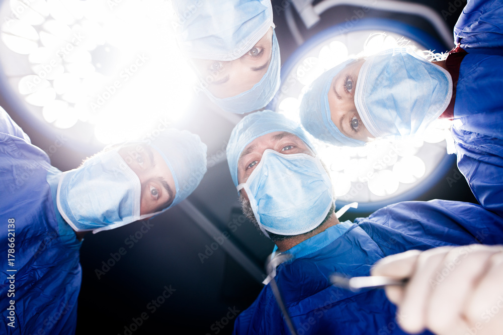 手术室手术灯下的外科医生