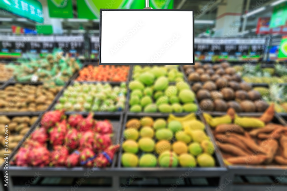超市电视屏幕空白，超市水果背景模糊