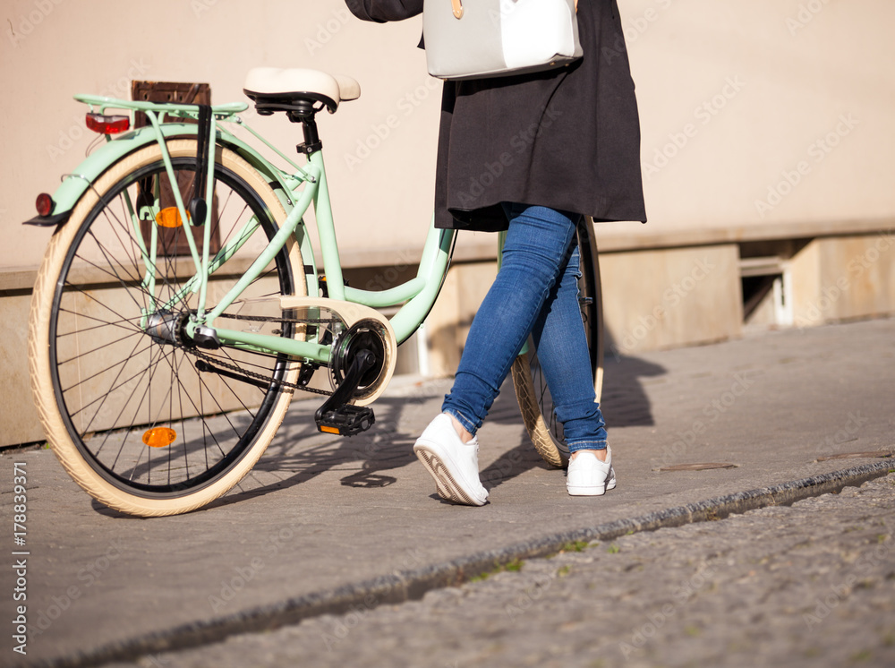 城市风景中骑自行车的女孩