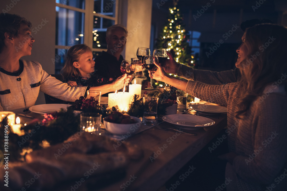 幸福的大家庭在家吃圣诞晚餐