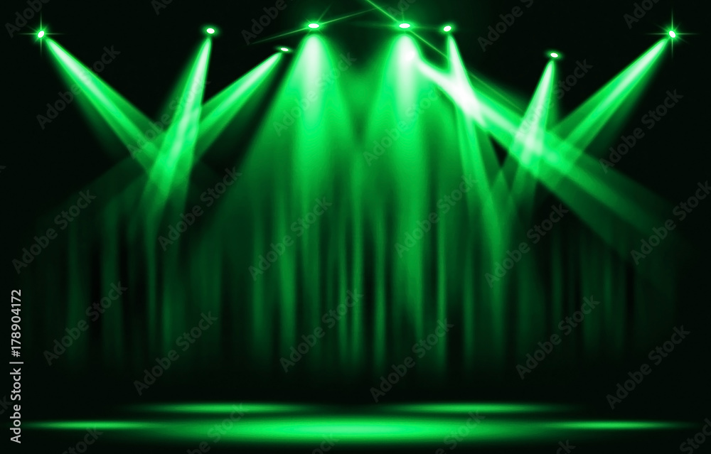 舞台灯光。黑暗中的绿色聚光灯。