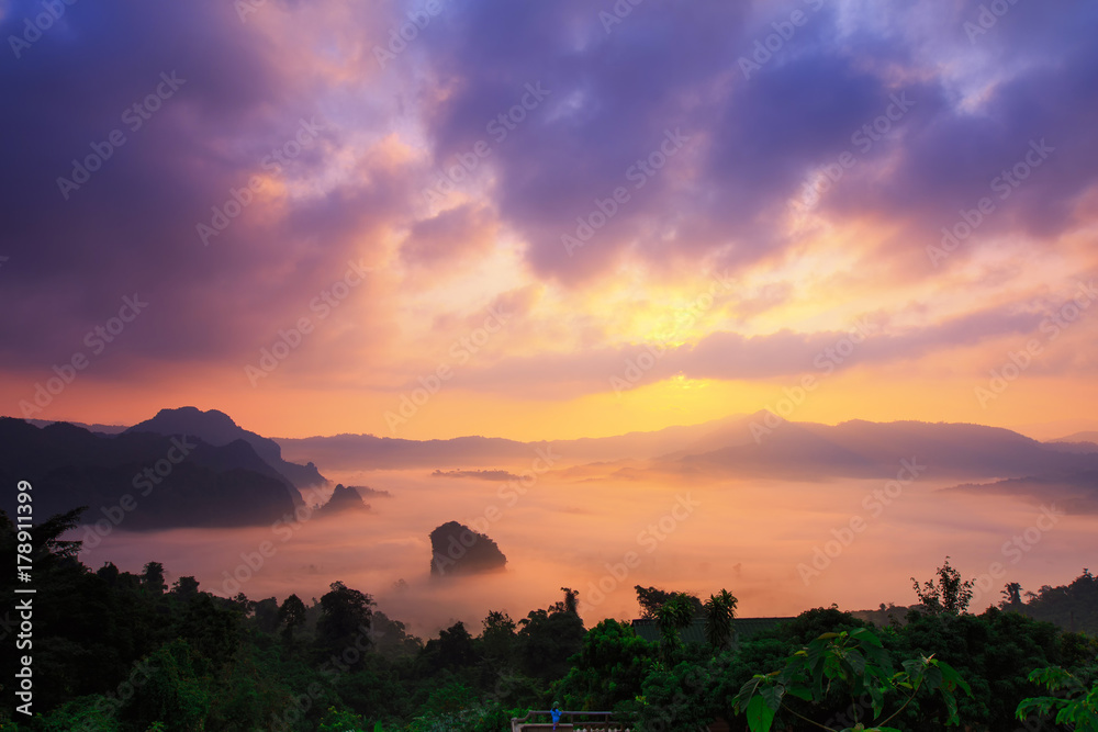 泰国Phayao Phu Lang Ka晨雾上的阳光和云朵