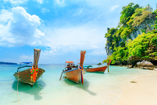 泰国普吉岛白色海滩上的童话船。普吉岛是一个著名的热门目的地。