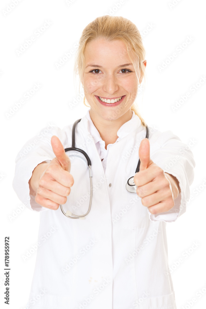 Junge Ärztin zeigt beide Daumen hoch vor weißem Hintergrund