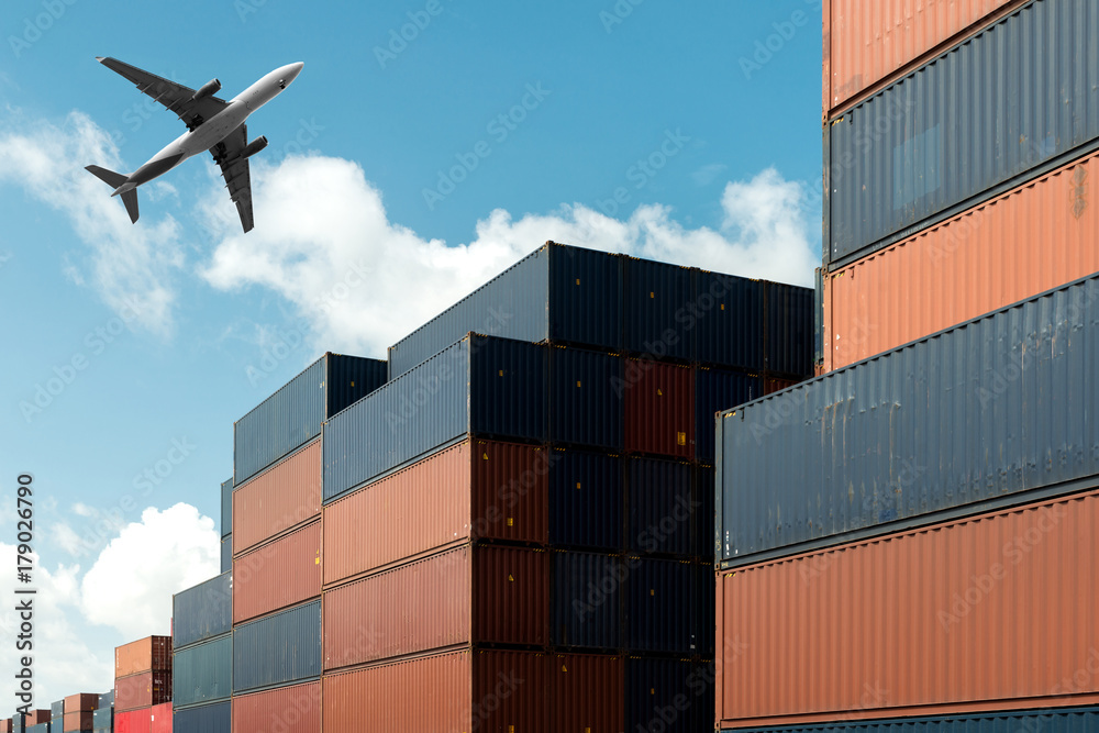 港口进出口区货物集装箱与货机的堆叠。
