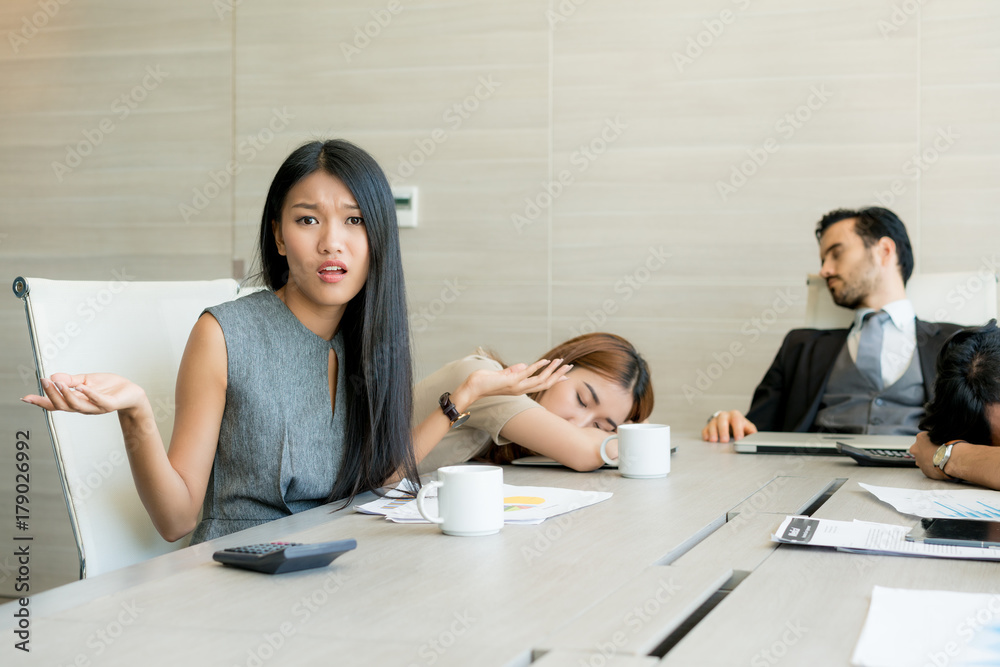 无聊的商务人士，在工作会议期间睡在工作场所休息，筋疲力尽的bu的概念