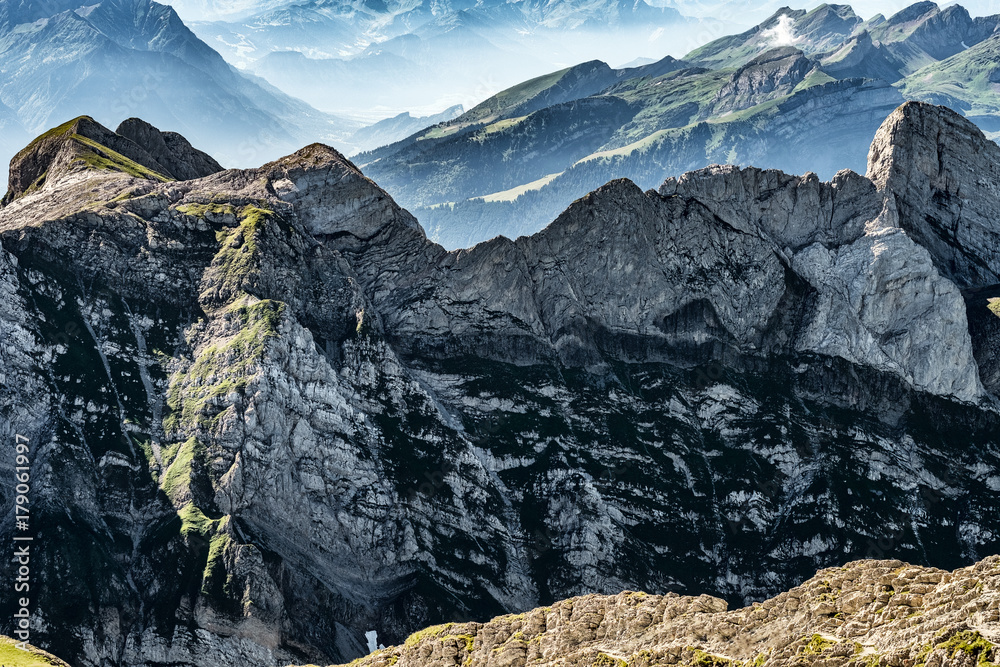 从瑞士森蒂斯山、瑞士阿尔卑斯山俯瞰山景。