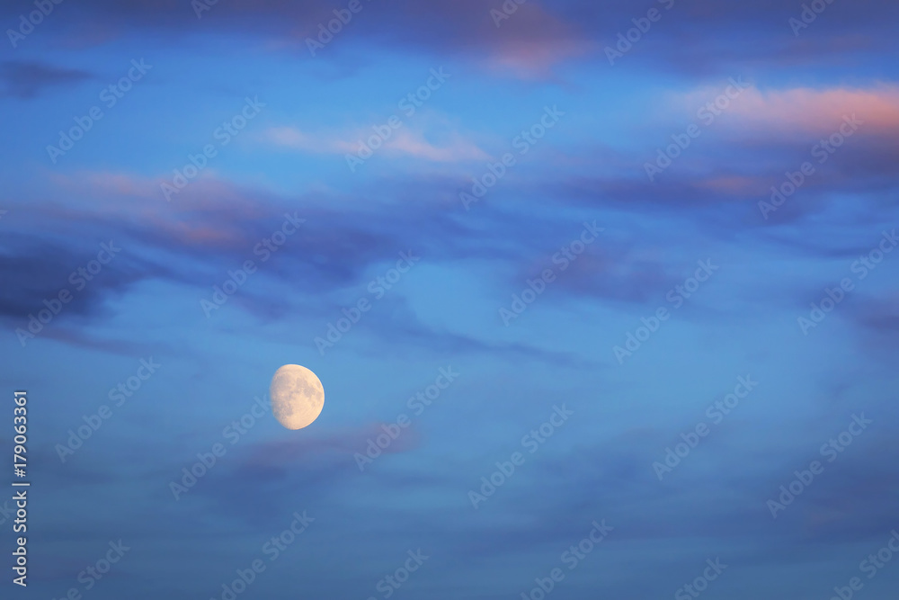 蓝天上的月亮