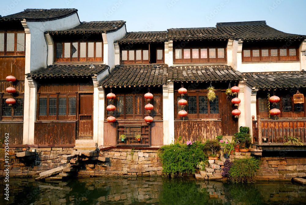 中国苏州运河边的传统中式房屋。