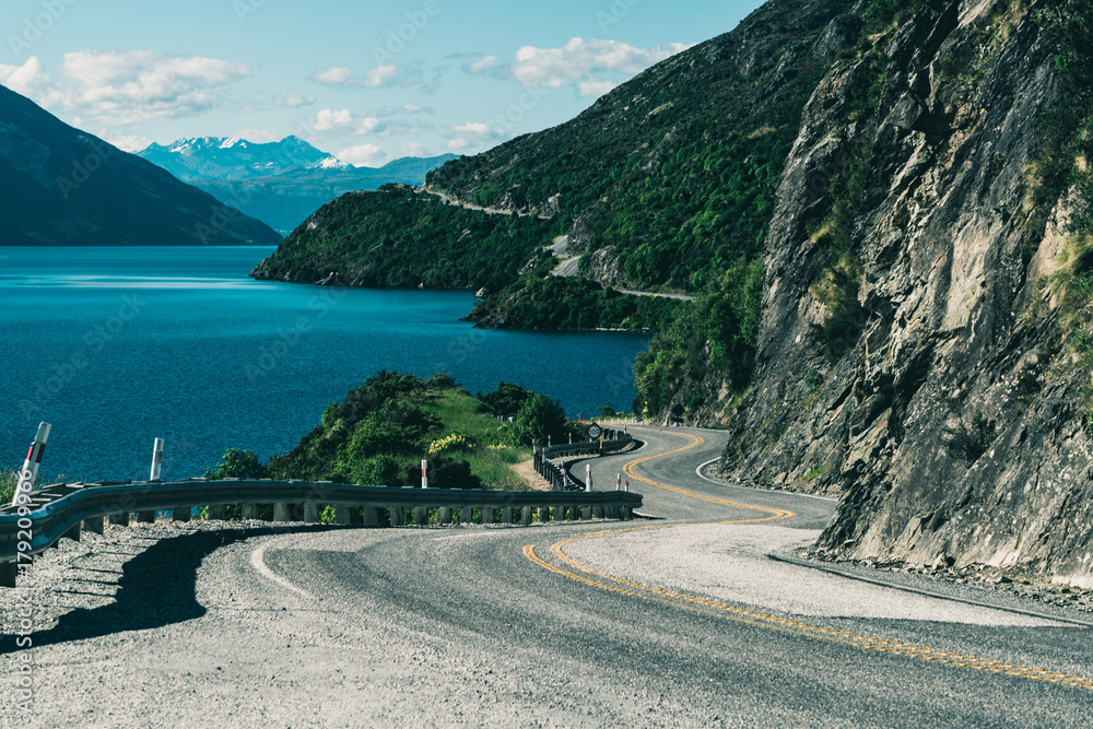 沿山崖和湖泊蜿蜒的道路