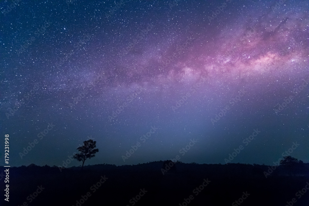 恒星，天文学，银河系，在通卡芒自然公园拍摄的长时间曝光的带有颗粒的照片，