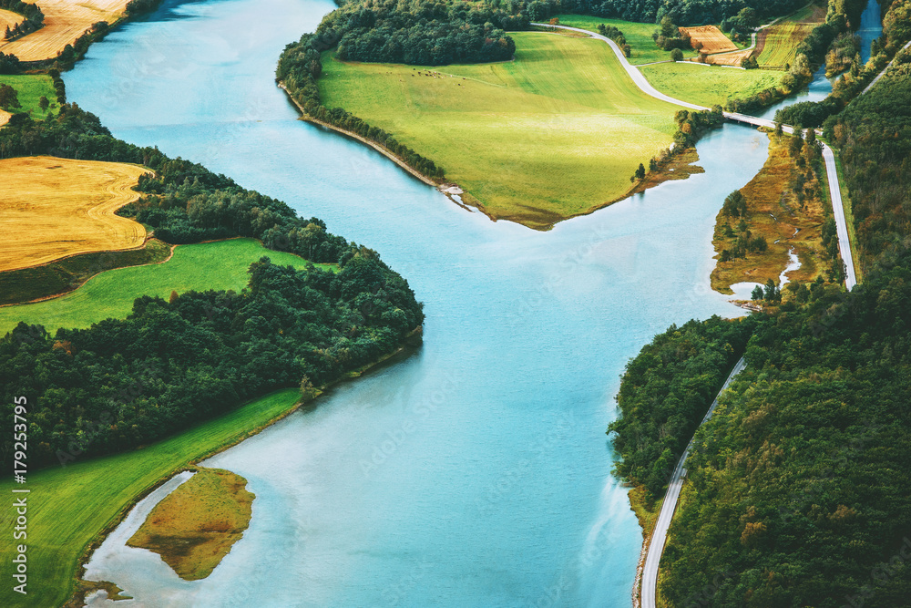 挪威自然生态概念中的河流鸟瞰乡村景观