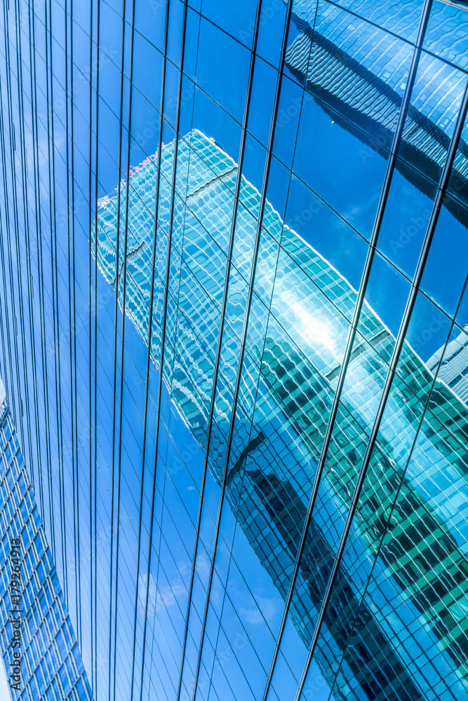 摩天大楼建筑玻璃的低角度视图