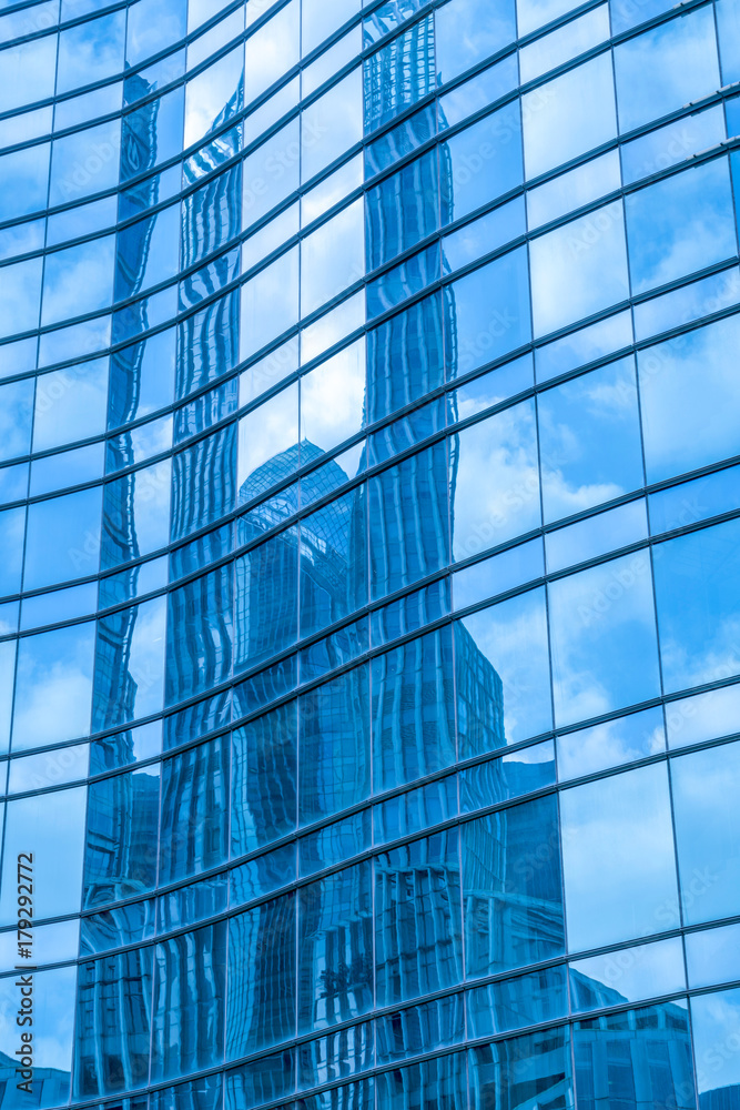 摩天大楼建筑玻璃的低角度视图