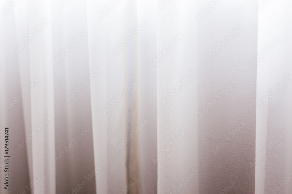 日光氛围中的白色透明窗帘纹理背景