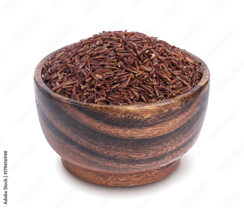 白底隔离木碗里的红米