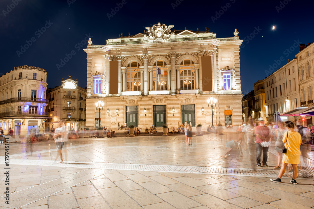 法国南部蒙彼利埃市喜剧广场与歌剧院大楼的夜景