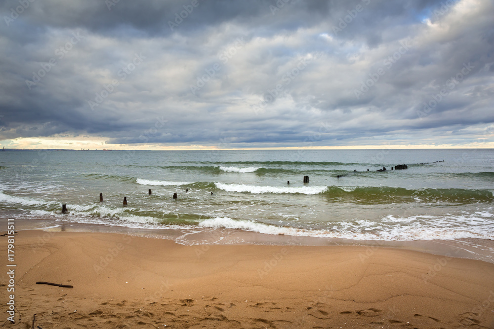 波兰暴风雨天气下的波罗的海海滩