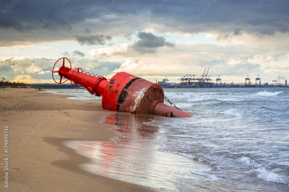 波兰波罗的海风暴后海滩上的海上标志浮标