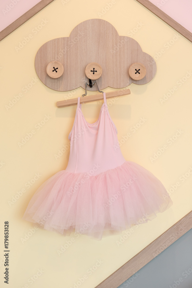 女孩芭蕾舞裙挂在墙上
