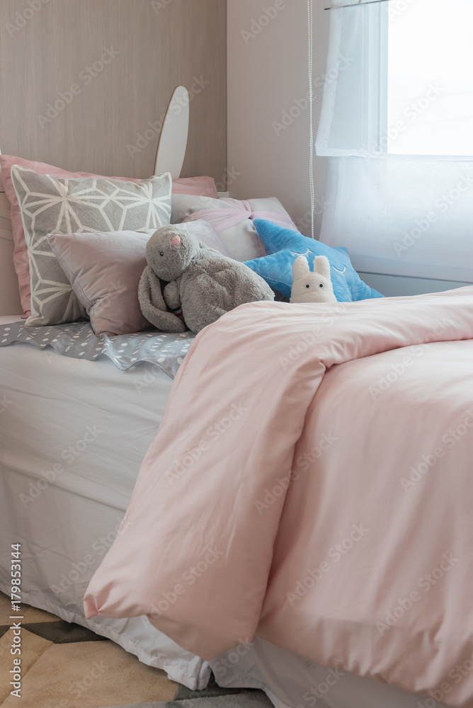 床上有彩色枕头的儿童卧室