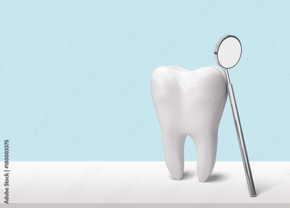 背景上牙医诊所的大牙齿和牙医镜