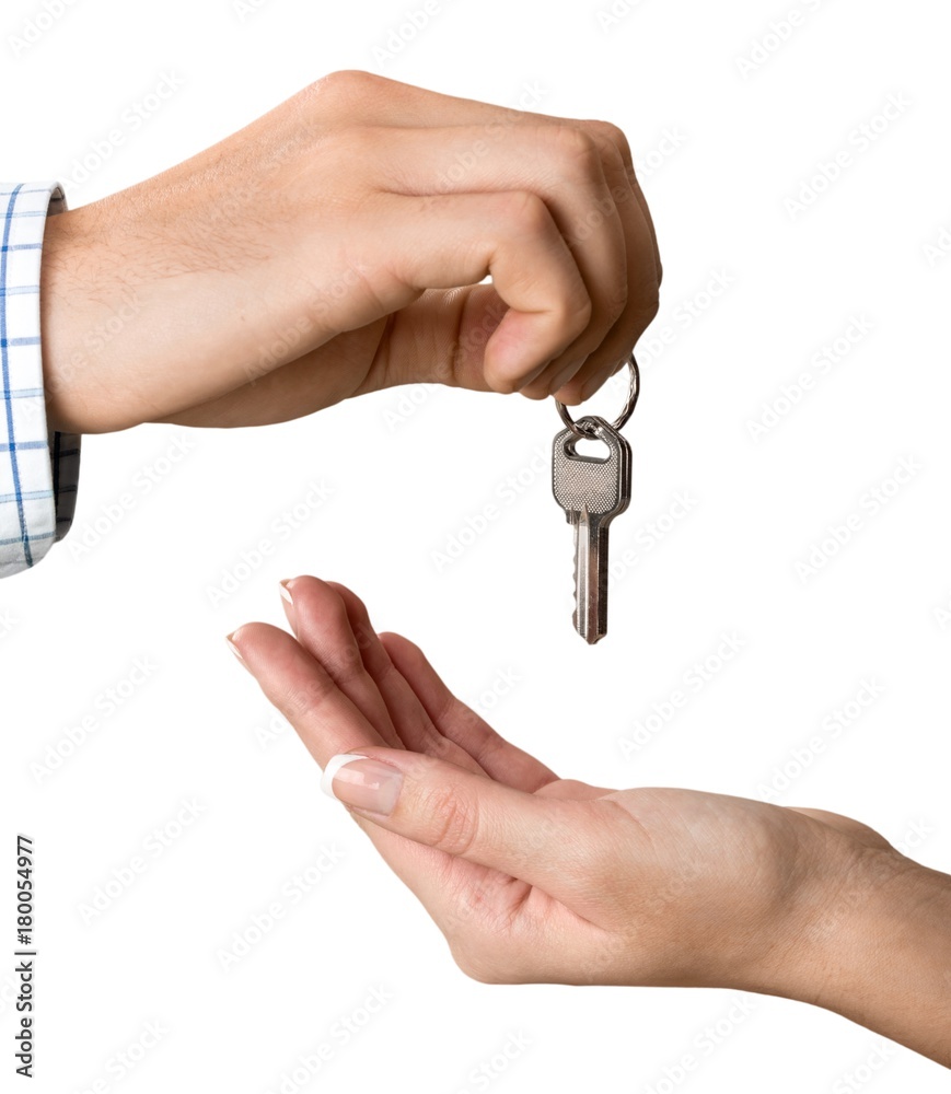 在浅色背景下赠送一套房子钥匙