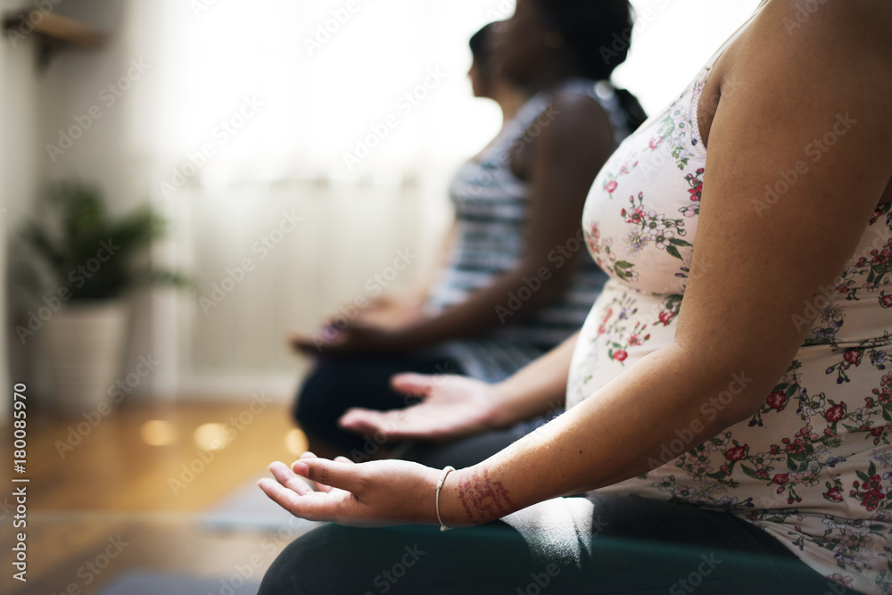 孕妇上瑜伽课