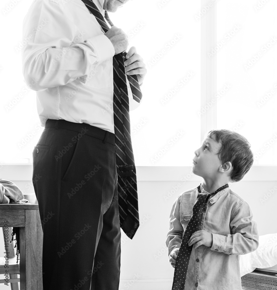 父亲教儿子如何系领带