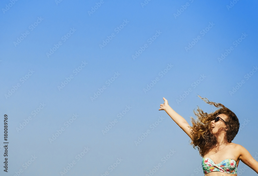 一名女子在海滩上玩飞盘