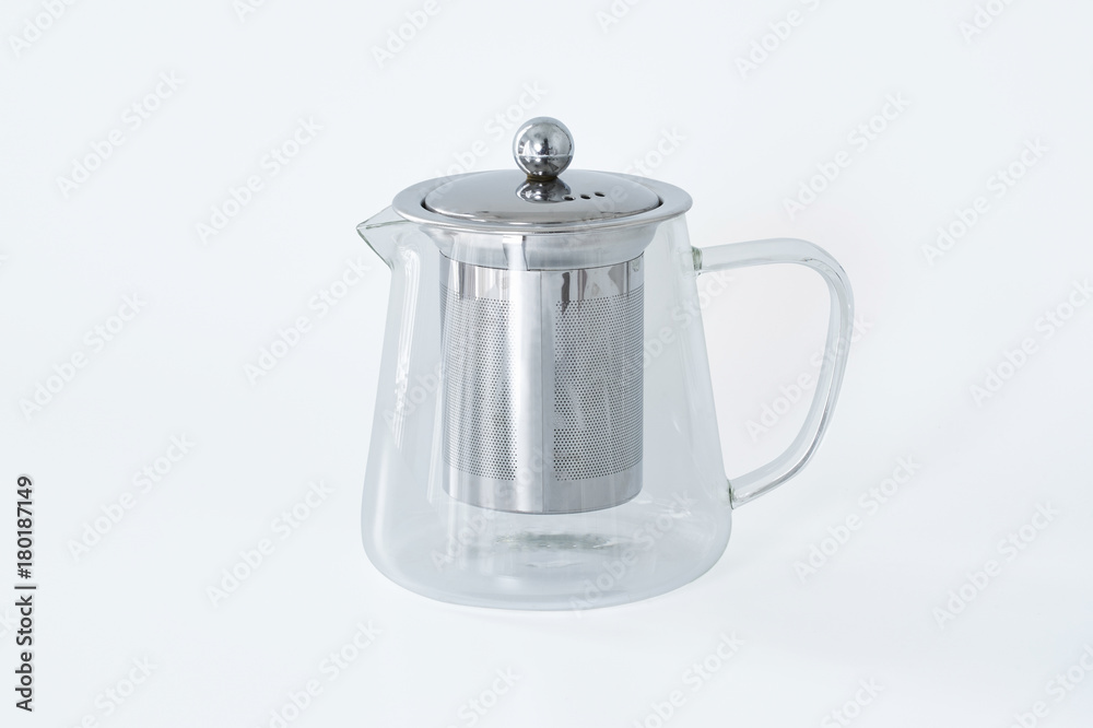 白色背景上隔离的带飞片设计的茶壶。