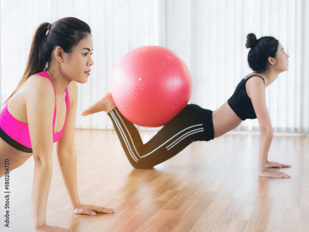 女性在健身课上用健身球锻炼