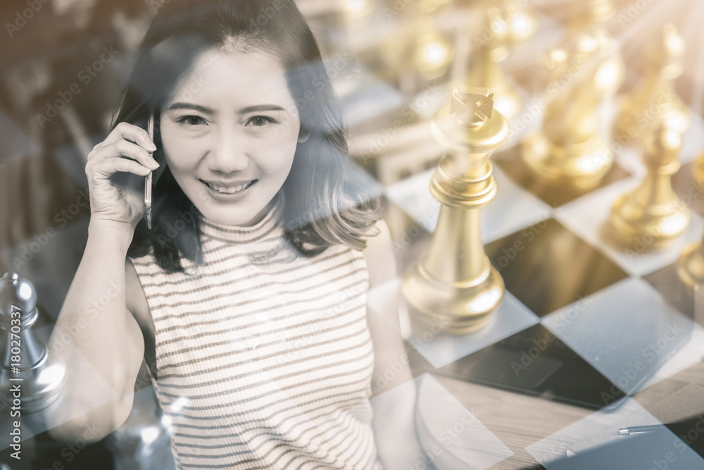 美丽幸福亚洲女孩用智能手机说话商业沟通理念