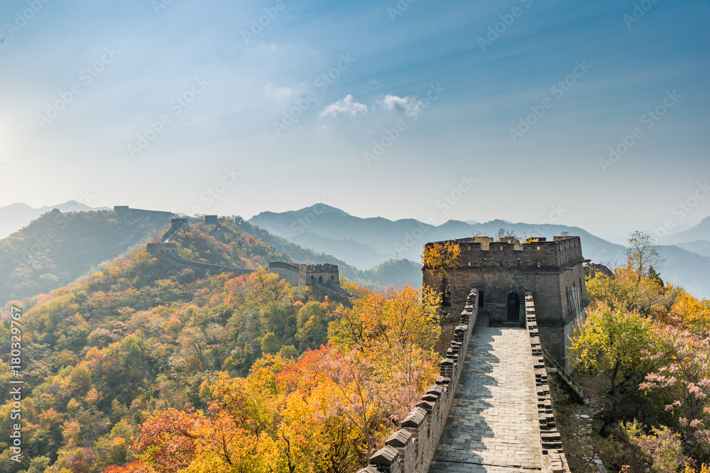中国长城远景压缩塔和墙在山脉中分割秋季