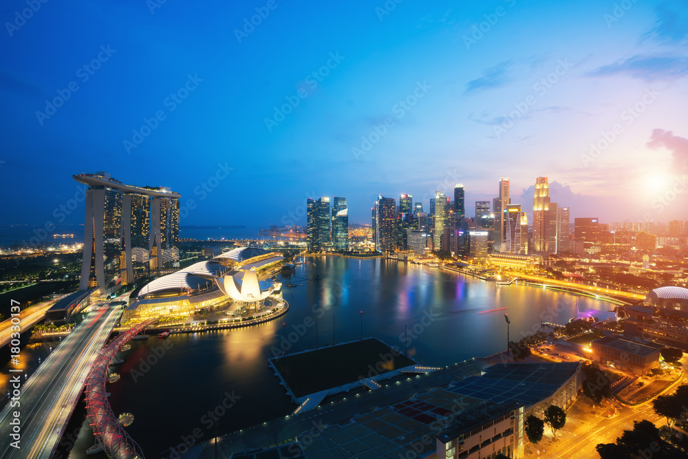 亚洲新加坡夜间新加坡商业区和城市鸟瞰图。