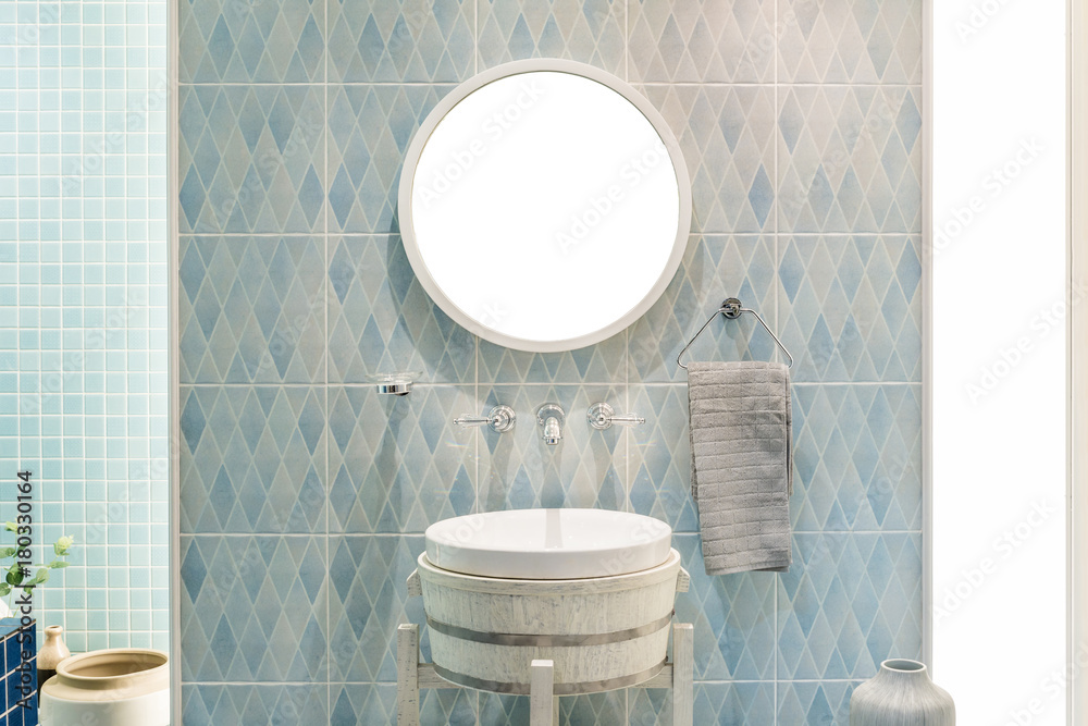 浴室内部配有洗手盆水龙头和镜子。浴室的现代设计。