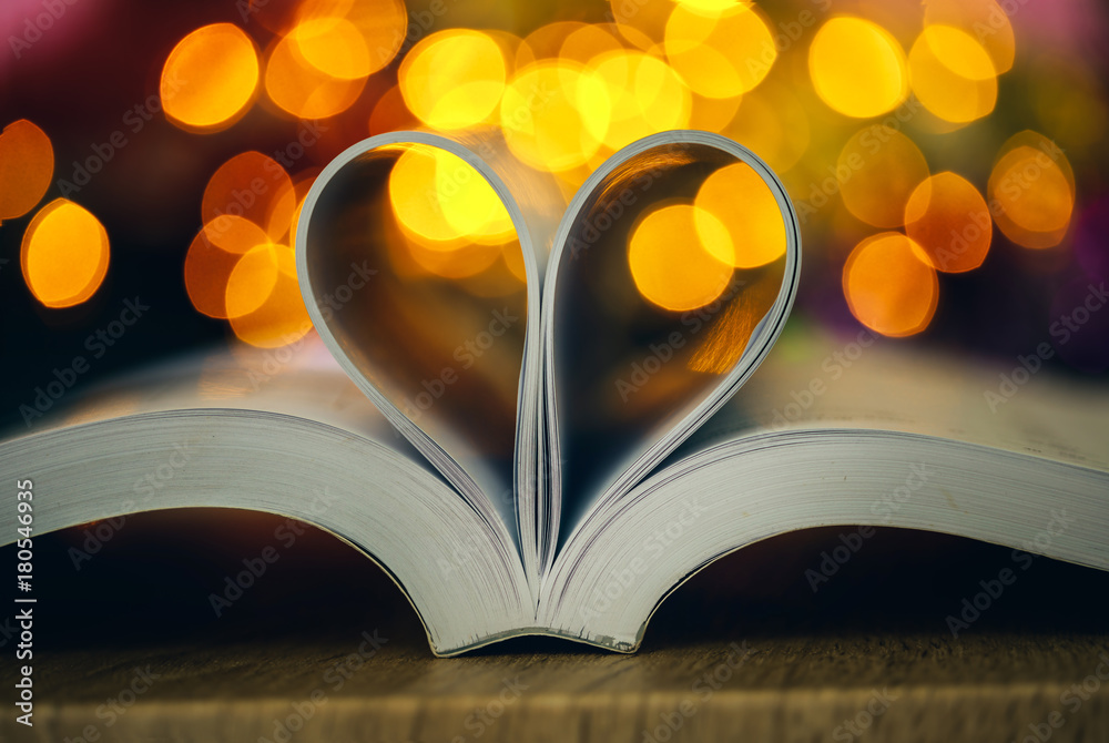 书的页面用庆祝波克灯装饰成心形，以表达情人节的爱和浪漫