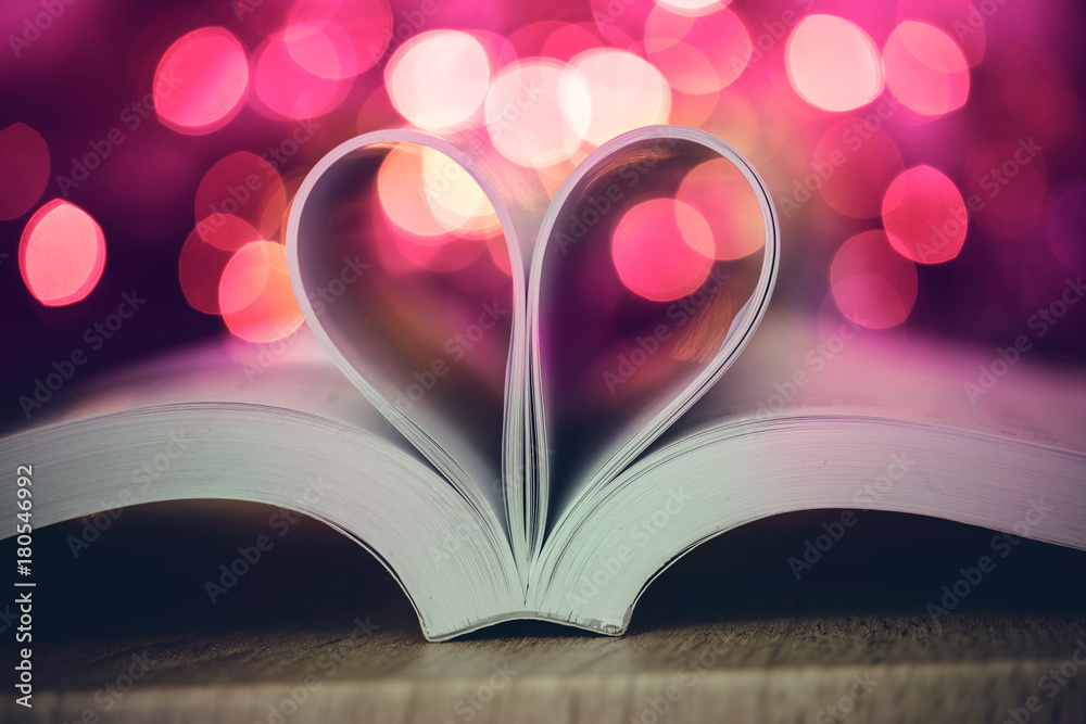 书中的书页装饰成心形，以庆祝情人节的爱情和浪漫