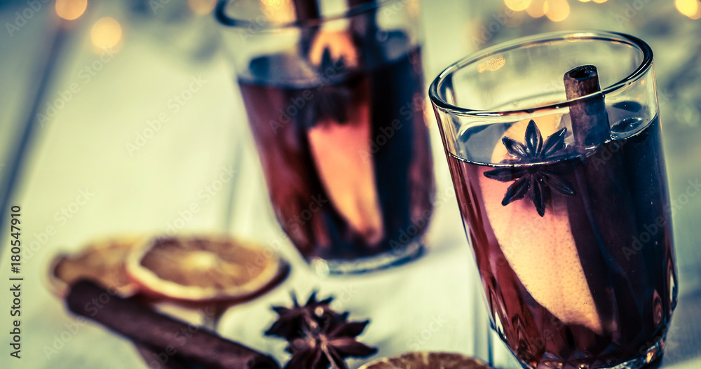 新年派对夜晚的Mulled葡萄酒和秋季美味的圣诞饮品
