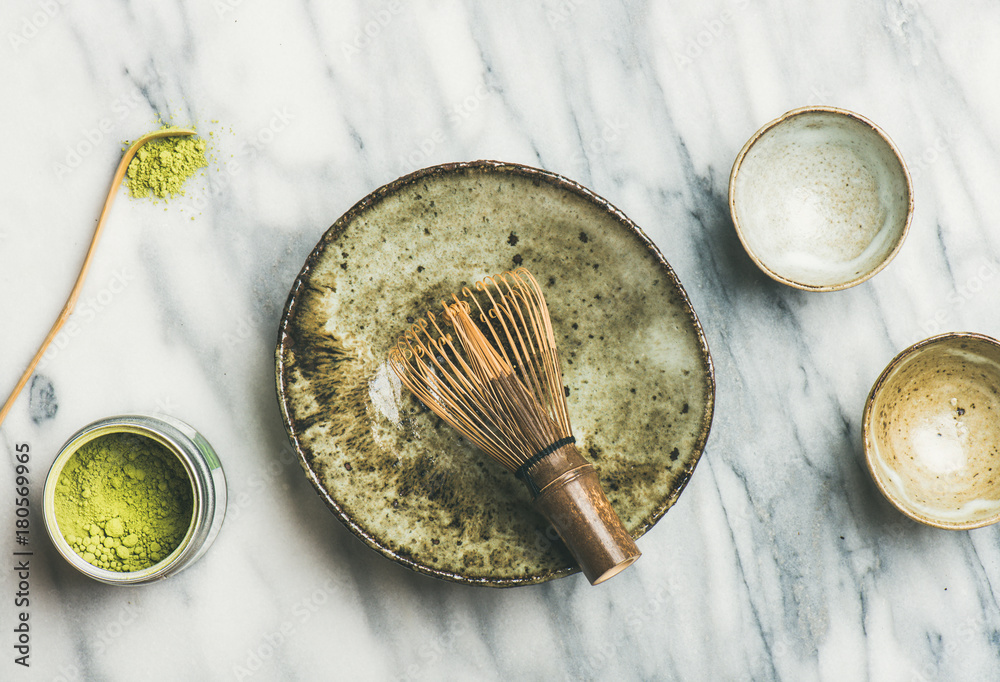 冲泡抹茶绿茶的日本工具和陶瓷碗的平面布置。锡罐中的抹茶粉，