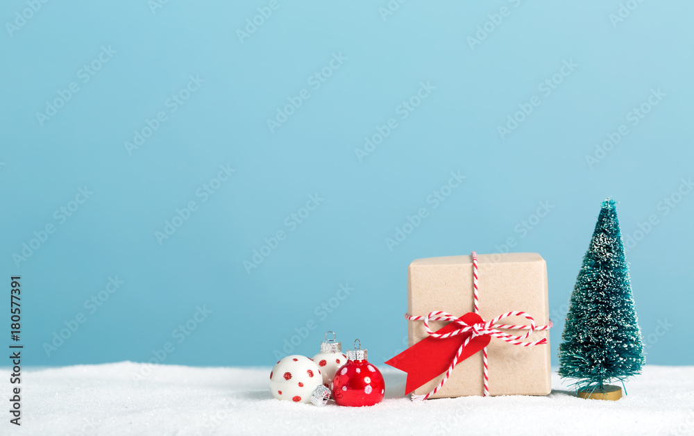 带微型圣诞树的手工小礼盒