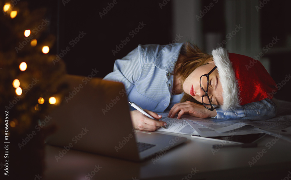 一个自由职业者，圣诞节在电脑前工作，累得睡着了