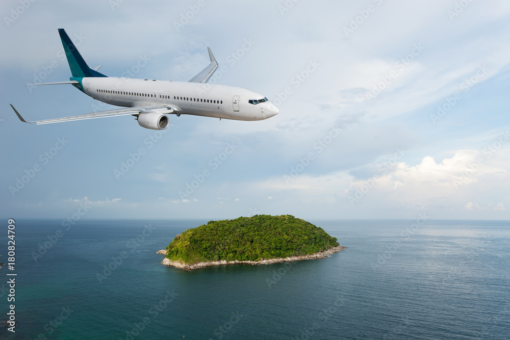 一架客机飞越泰国普吉岛热带海面，概念开放式海上旅行