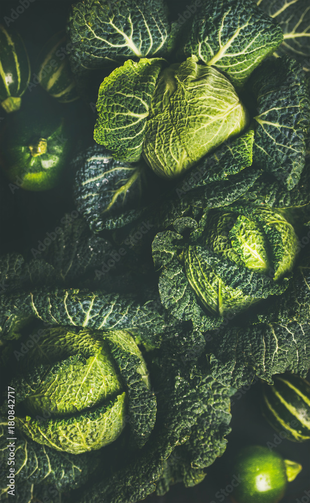生的新鲜绿卷心菜质地和背景，深色背景，俯视图，选择性聚焦，ver