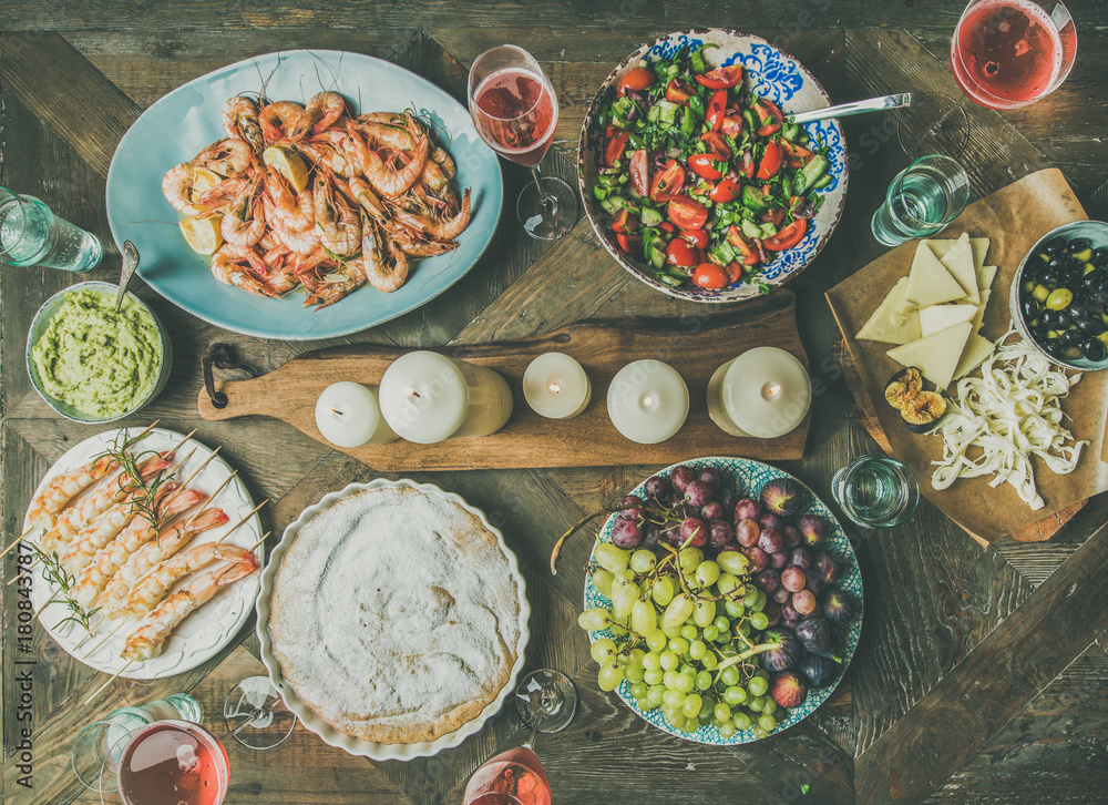 节日庆祝餐桌上摆放着小吃。沙拉、虾仁、橄榄、葡萄、自制ca等食物。