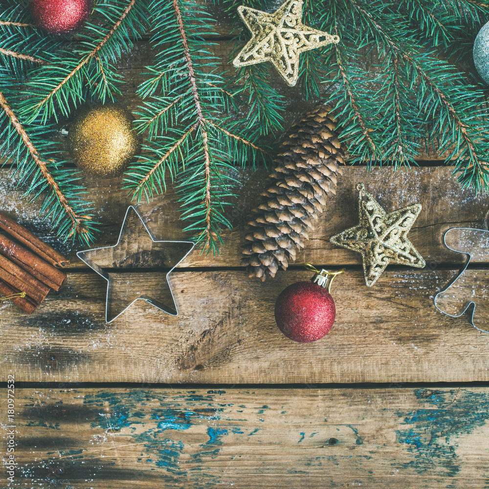 圣诞节或新年假期平面布置，俯视图，复制空间，方形作物。冷杉树枝，松树