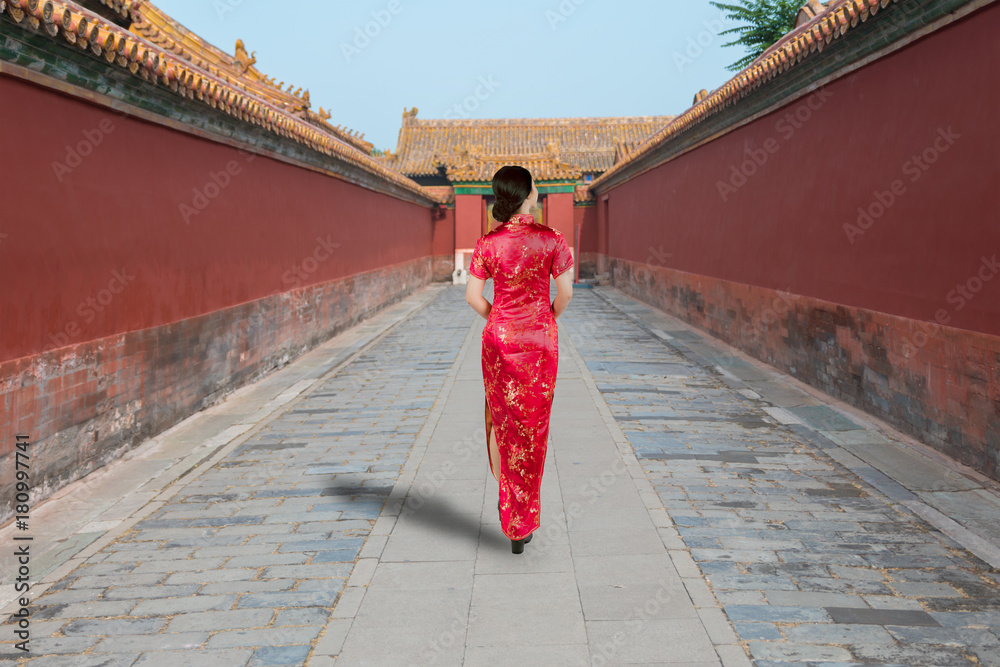 中国北京紫禁城里穿着中国传统旧衣服的亚洲年轻女子。