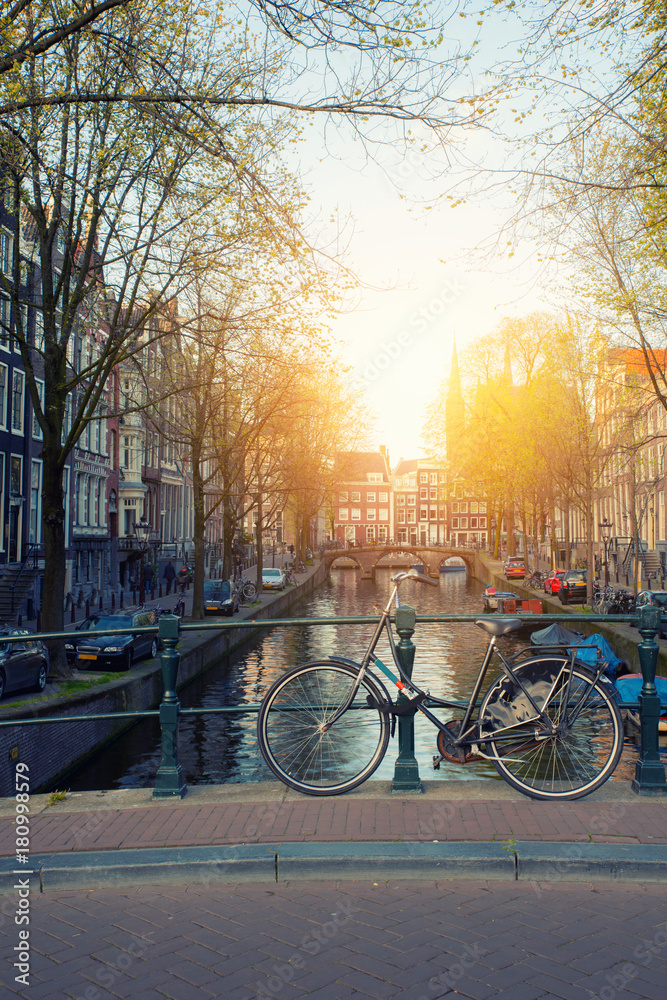 荷兰阿姆斯特丹的荷兰传统房屋和阿姆斯特丹运河桥上的自行车